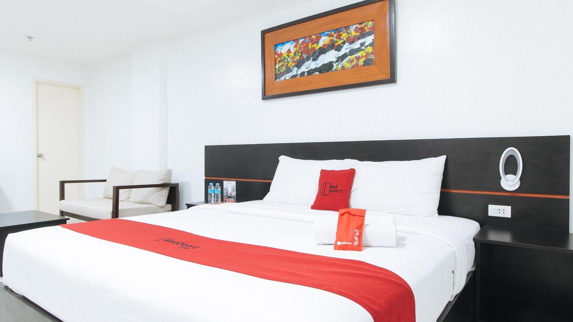 Reddoorz Plus At Evangelista Street Makati Makati City Exterior photo