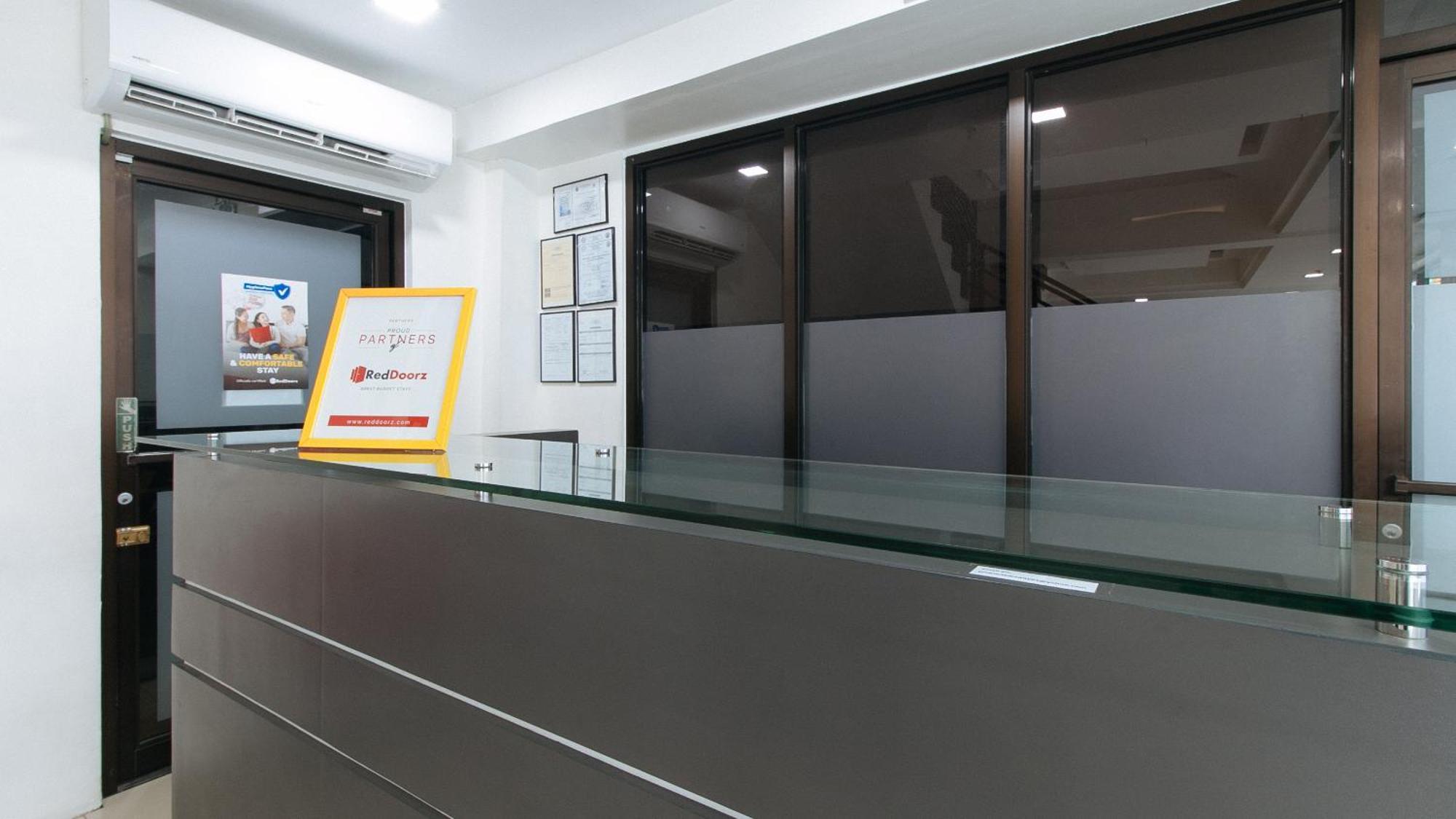 Reddoorz Plus At Evangelista Street Makati Makati City Exterior photo