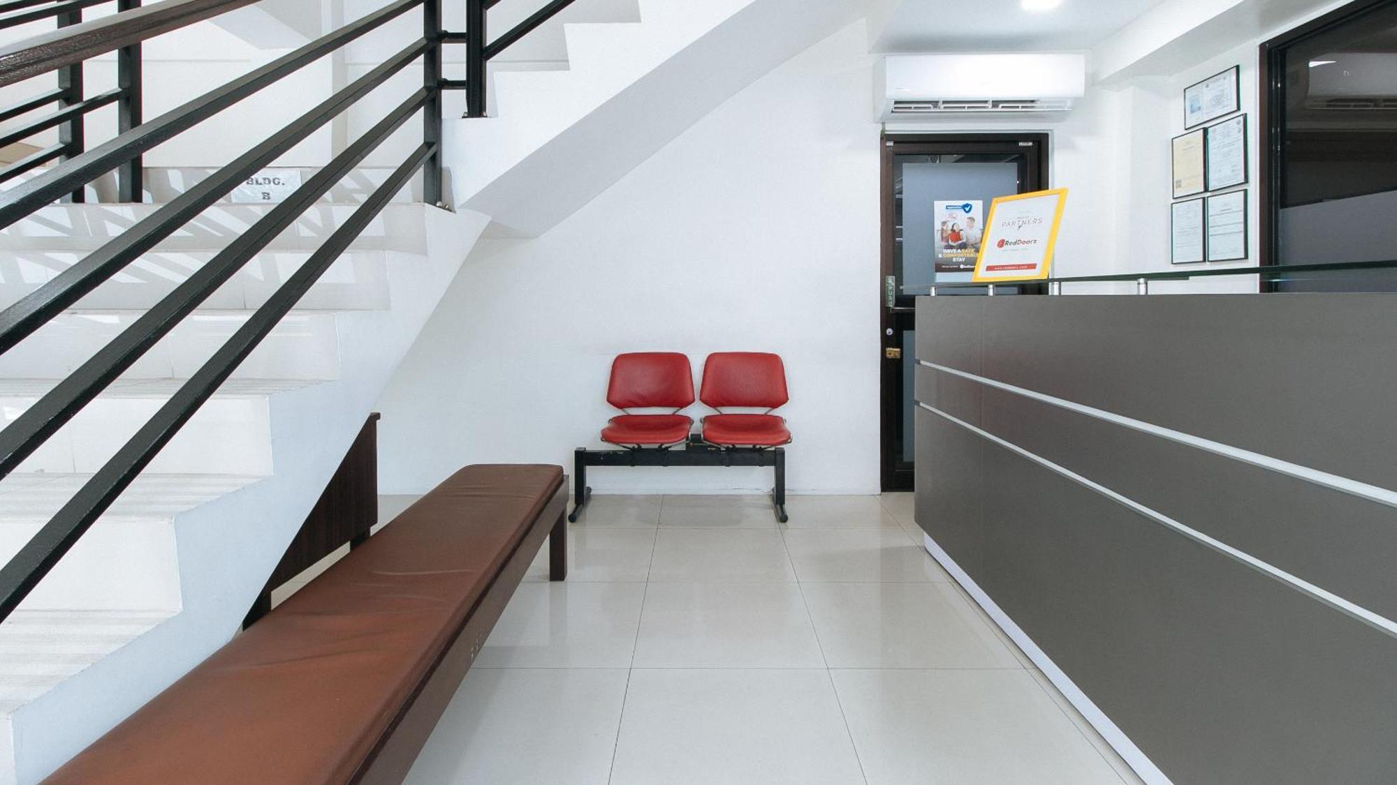 Reddoorz Plus At Evangelista Street Makati Makati City Exterior photo